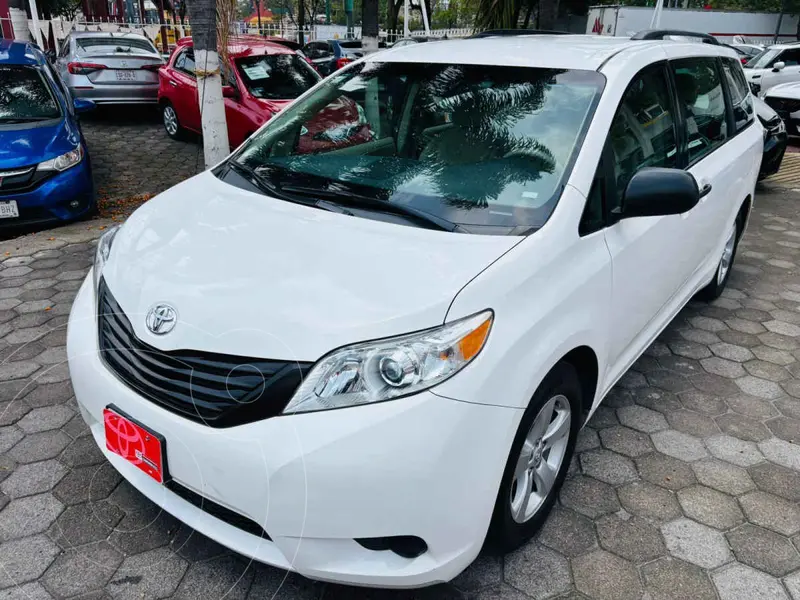 Foto Toyota Sienna LE 3.3L usado (2013) color Blanco precio $227,000
