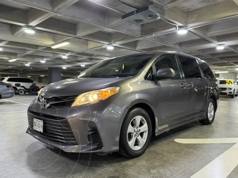 Foto Toyota Sienna LE 3.5L usado (2019) color plateado precio $315,000