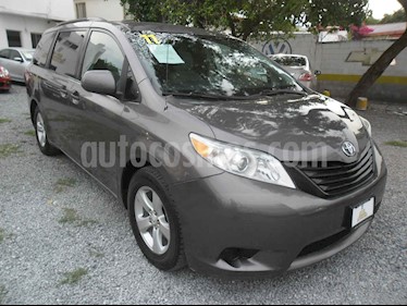 foto Toyota Sienna CE 3.3L usado (2011) color Gris precio $168,000