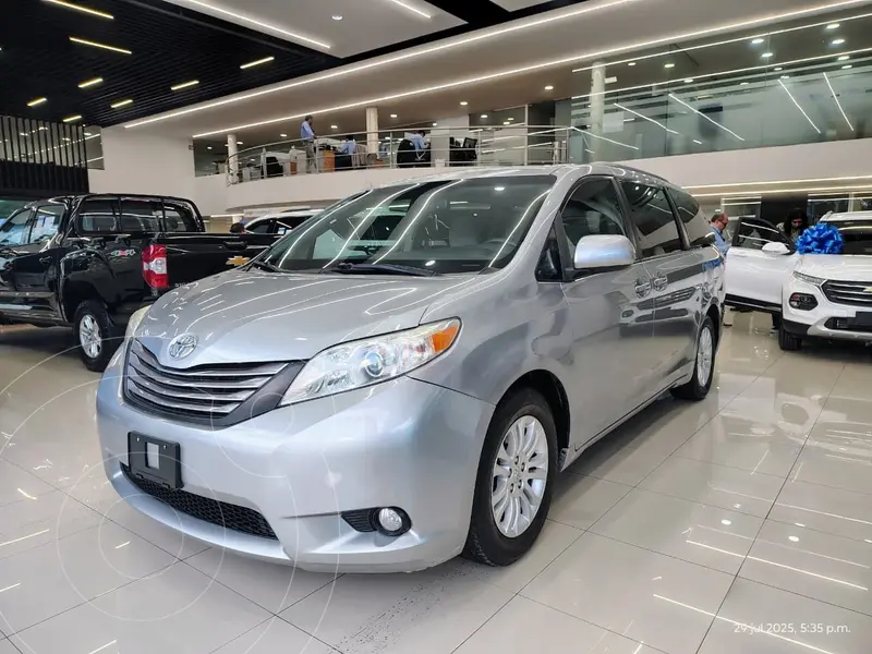 Foto Toyota Sienna XLE 3.5L usado (2017) color plateado financiado en mensualidades(enganche $75,479 mensualidades desde $7,611)
