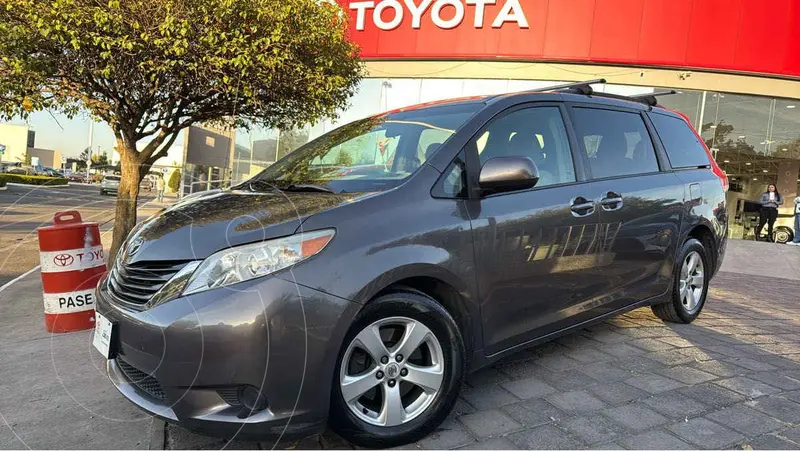 Foto Toyota Sienna LE 3.3L usado (2012) color Gris precio $225,000