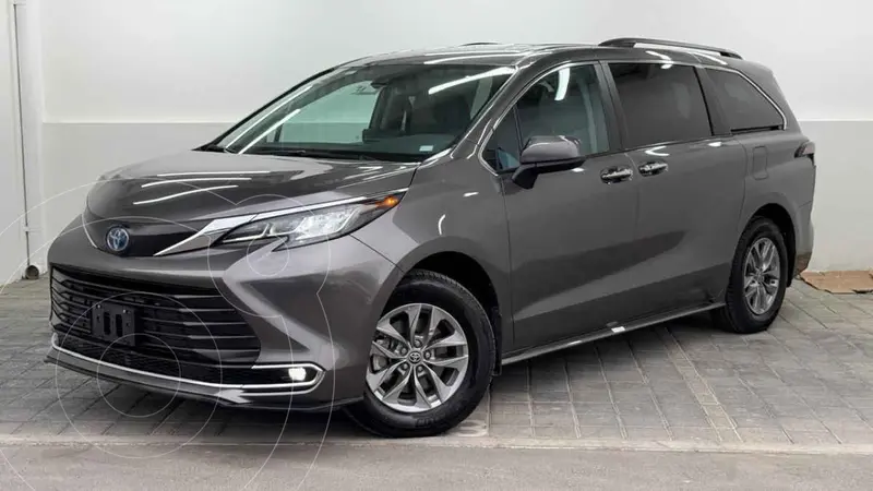 Foto Toyota Sienna XLE usado (2023) color Gris financiado en mensualidades(enganche $169,180 mensualidades desde $16,689)