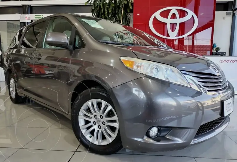 Foto Toyota Sienna XLE 3.5L usado (2016) color Gris Oscuro precio $324,000