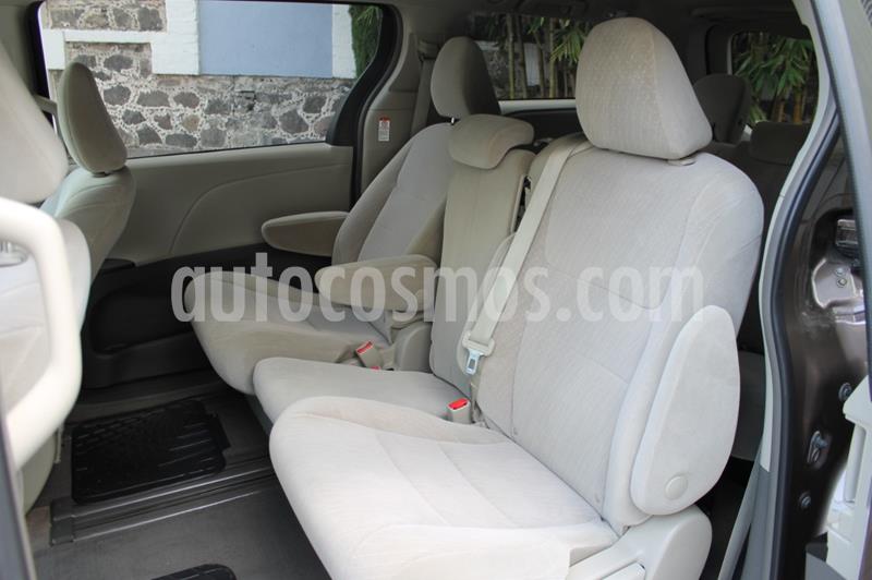 Toyota Sienna CE 3.3L usado (2018) color Marron precio $404,000