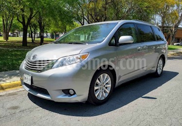 Toyota Sienna XLE 3.3L Piel usado (2012) color Plata precio $230,000