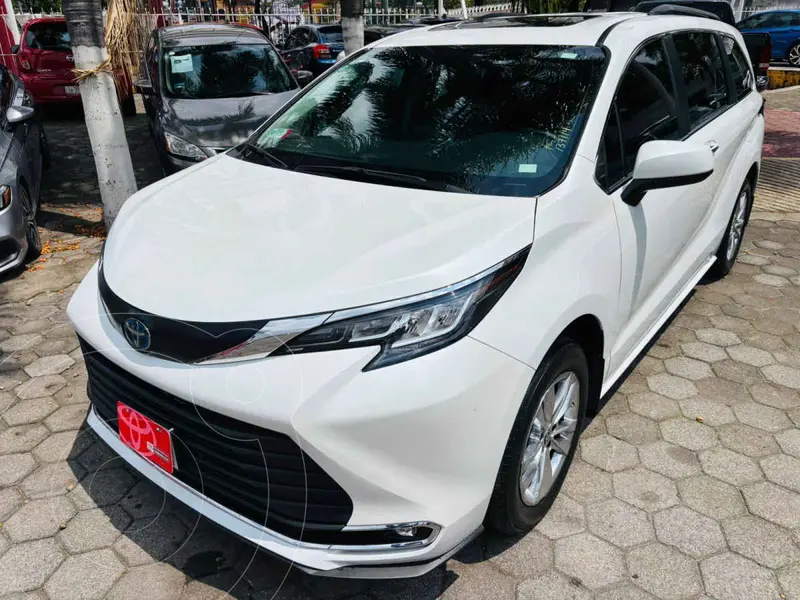 Foto Toyota Sienna XLE Piel usado (2023) color Blanco financiado en mensualidades(enganche $211,506 mensualidades desde $18,787)