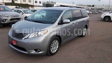 foto Toyota Sienna 5p XLE aut usado (2013) color Plata precio $256,000