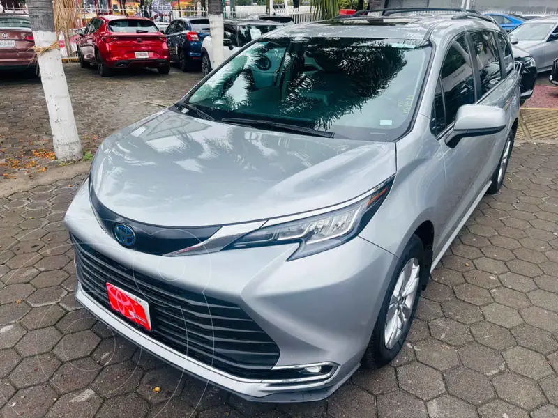 Foto Toyota Sienna XLE Piel usado (2023) color Plata financiado en mensualidades(enganche $211,506 mensualidades desde $18,787)