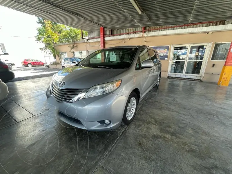 Foto Toyota Sienna XLE 3.5L usado (2012) color Plata precio $220,000