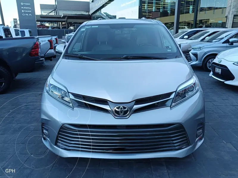 Foto Toyota Sienna Limited usado (2020) color plateado precio $568,000