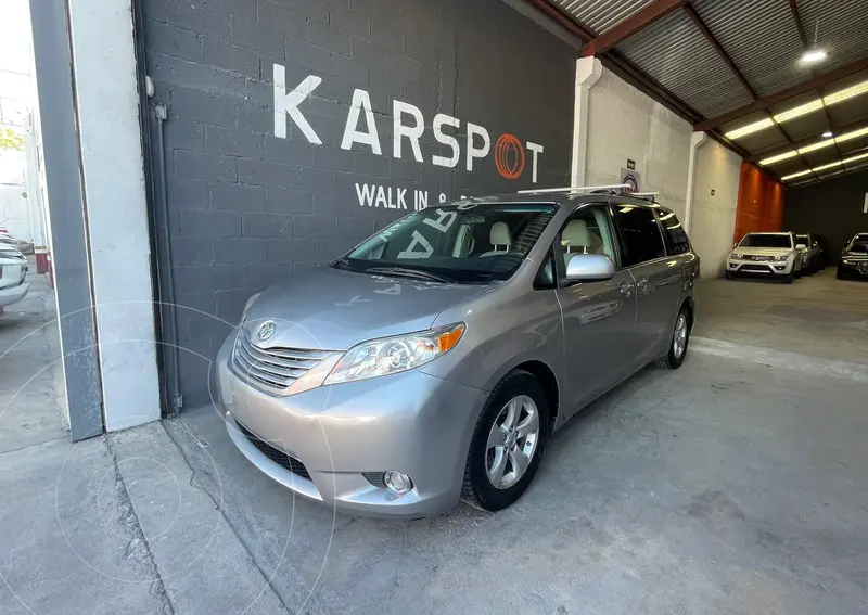 Foto Toyota Sienna CE 3.5L usado (2013) color plateado precio $229,900