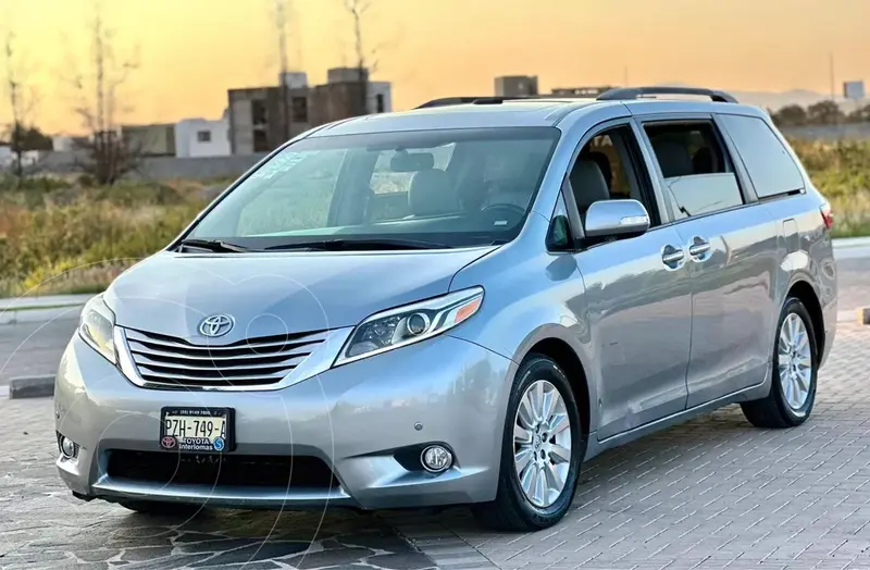 Foto Toyota Sienna Limited 3.5L usado (2016) color Plata precio $425,000