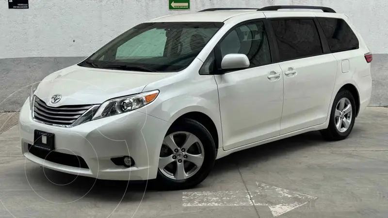 Foto Toyota Sienna XLE 3.5L usado (2017) color Blanco precio $374,000