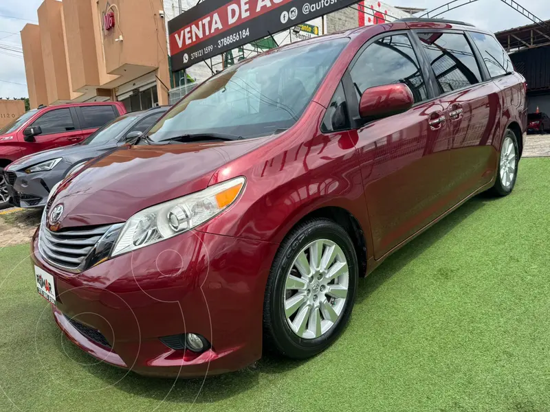 Foto Toyota Sienna XLE usado (2017) color Rojo financiado en mensualidades(enganche $105,000 mensualidades desde $10,934)