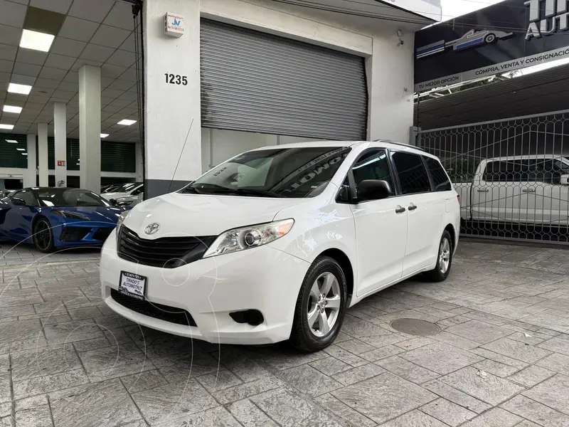 Foto Toyota Sienna CE 3.5L usado (2013) color Blanco precio $224,900