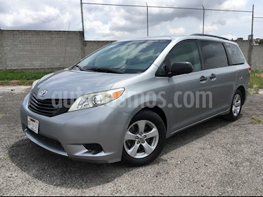 Toyota Sienna CE 3.5L usado (2011) color Plata precio $165,000