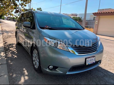 foto Toyota Sienna XLE 3.3L Piel usado (2015) color Gris Plata precio $356,000