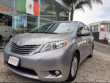 Foto Toyota Sienna XLE 3.5L usado (2015) color Plata precio $298,000