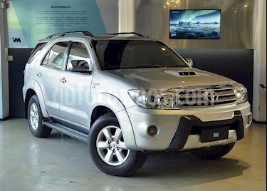 Foto Toyota SW4 3.0 Cuero Aut usado (2011) color Gris Claro precio $1.155.000