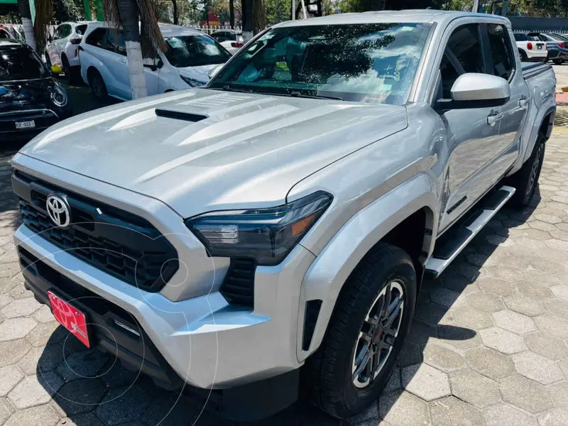 Foto Toyota Tacoma TRD Sport 4x2 usado (2024) color Plata financiado en mensualidades(enganche $225,750 mensualidades desde $20,052)
