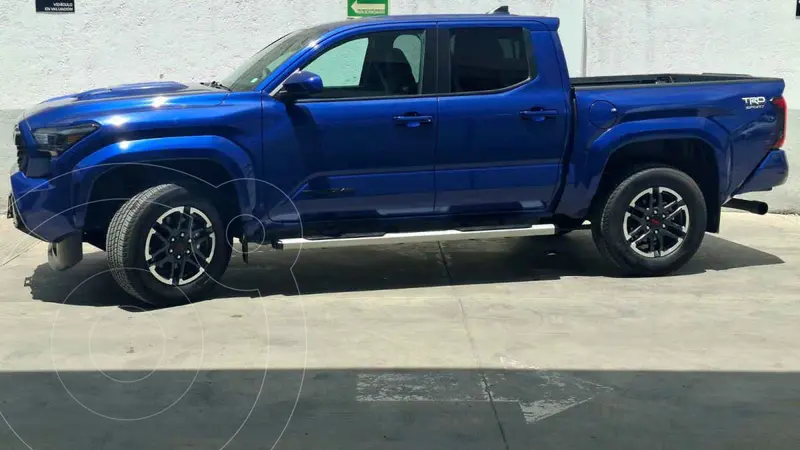 Foto Toyota Tacoma TRD Sport 4x2 usado (2025) color Azul precio $855,620