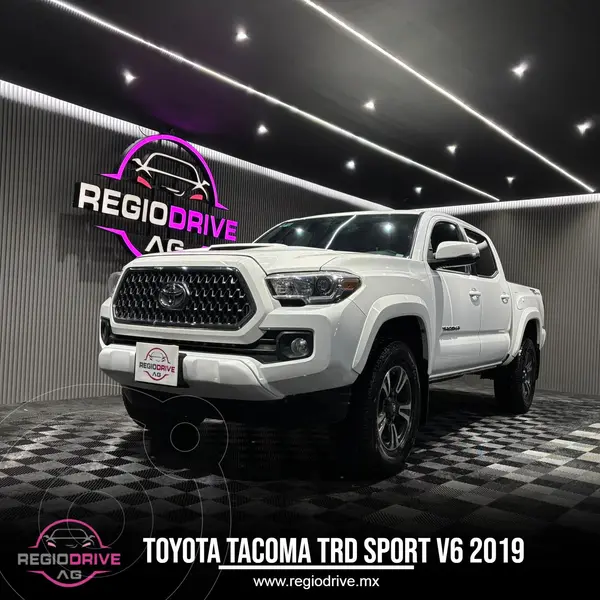Foto Toyota Tacoma TRD Sport usado (2019) color Blanco financiado en mensualidades(enganche $112,000 mensualidades desde $14,957)