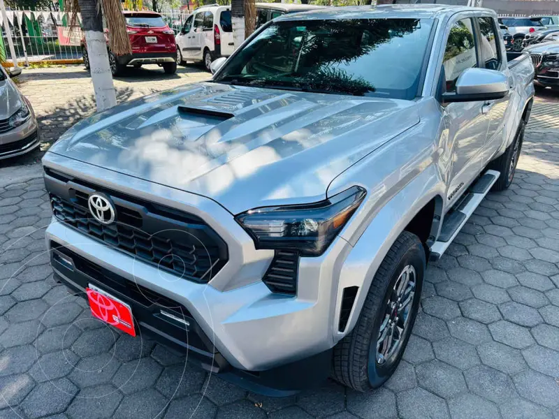 Foto Toyota Tacoma TRD Sport 4x2 usado (2024) color Plata precio $857,000