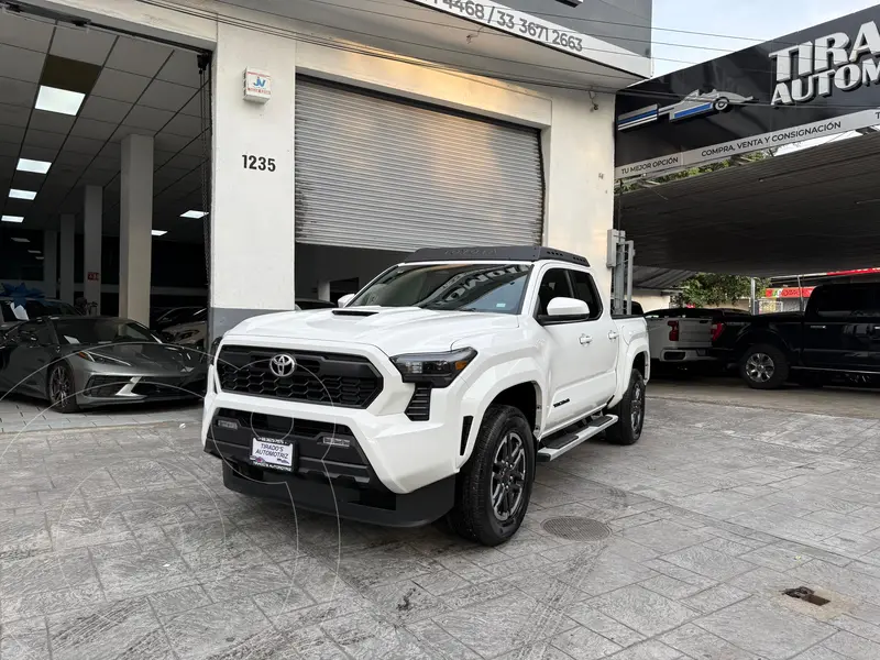 Foto Toyota Tacoma TRD Sport 4x4 usado (2025) color Blanco financiado en mensualidades(enganche $210,000 mensualidades desde $32,794)