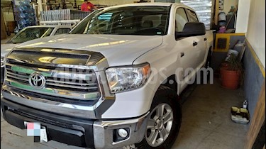 Toyota Tundra 5.7L Crew Max SR5 4x2 usado (2017) color Blanco precio $440,000