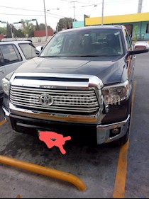 Toyota Tundra 5.7L Crew Max Limited 4x4 usado (2016) color Gris precio $525,000