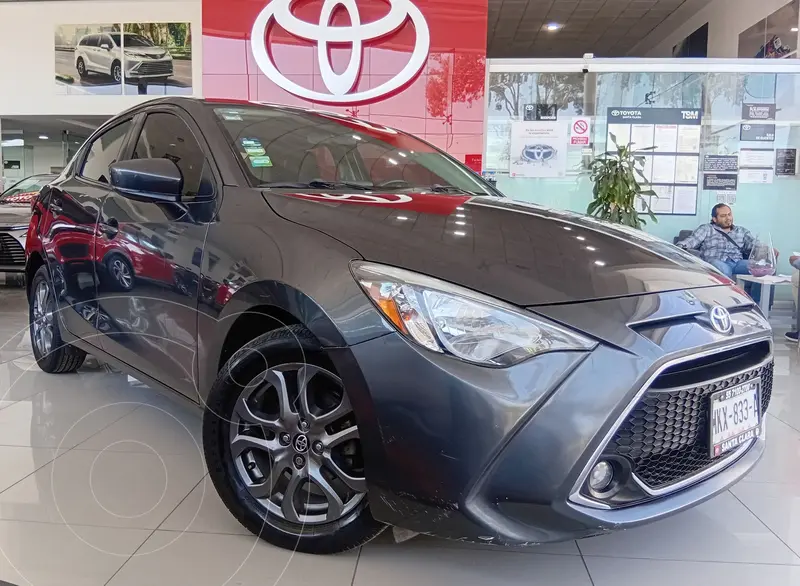 Foto Toyota Yaris R XLE Aut usado (2020) color Gris precio $265,000