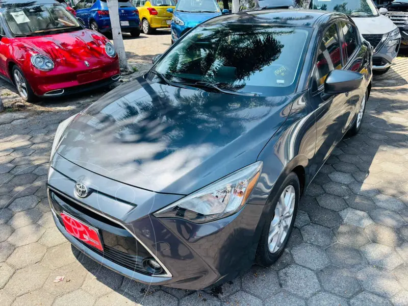 Foto Toyota Yaris R LE Aut usado (2016) color Gris precio $199,000