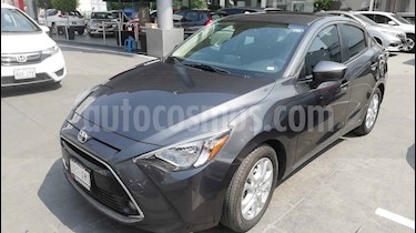 Toyota Yaris R XLE Aut usado (2017) color Gris precio $210,000