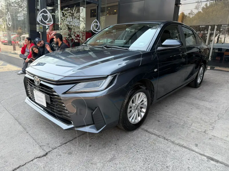 Foto Toyota Yaris Sedan Base Aut usado (2023) color Gris precio $299,000