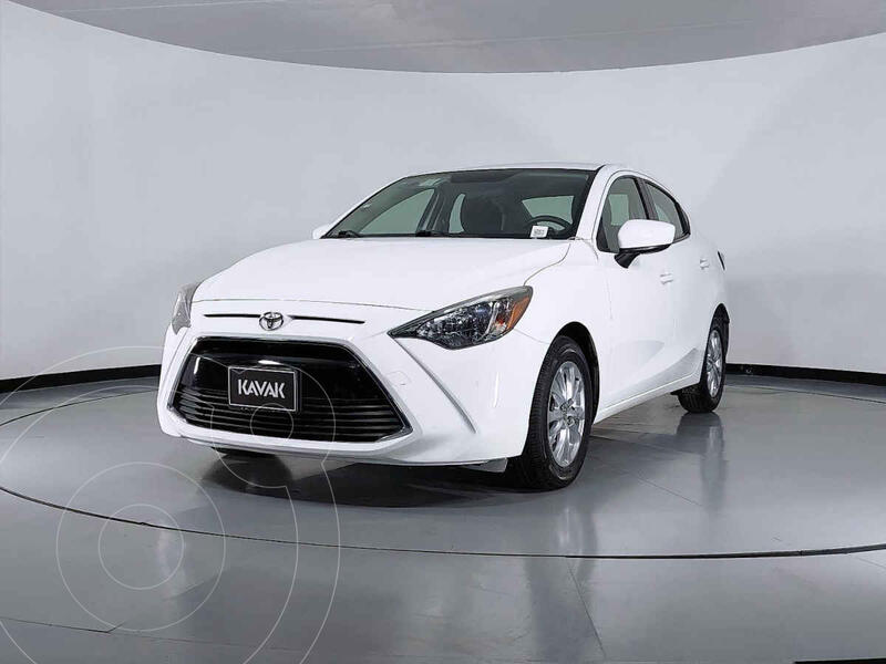 Foto Toyota Yaris Sedan Premium usado (2016) color Blanco precio $219,999