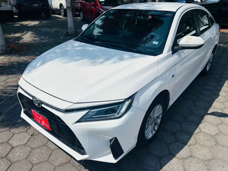 Foto Toyota Yaris Sedan S Aut usado (2023) color Blanco financiado en mensualidades(enganche $85,194 mensualidades desde $7,567)