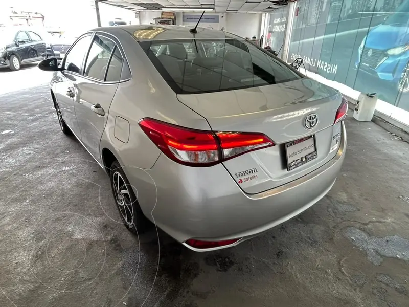 Foto Toyota Yaris Sedan S usado (2021) color plateado precio $249,800