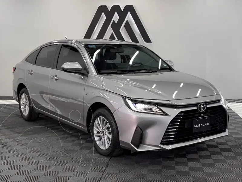 Foto Toyota Yaris Sedan Base Aut usado (2023) color plateado precio $279,999