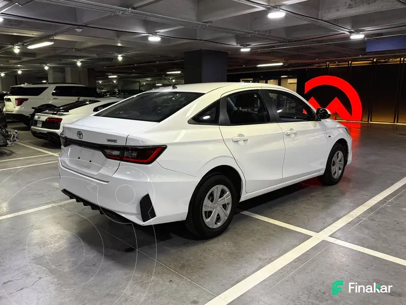 Foto Toyota Yaris Sedan Base Aut usado (2023) color Blanco precio $290,000