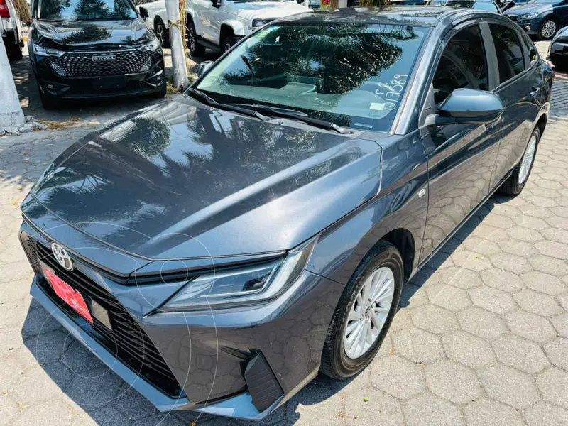 Foto Toyota Yaris Sedan S usado (2023) color Gris financiado en mensualidades(enganche $83,312 mensualidades desde $7,400)