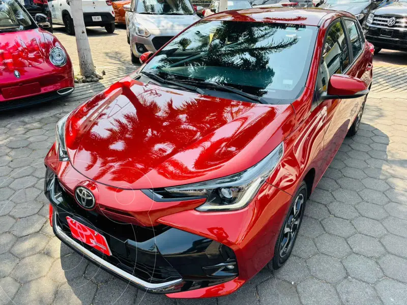 Foto Toyota Yaris Sedan S Aut usado (2023) color Rojo financiado en mensualidades(enganche $95,944 mensualidades desde $8,522)