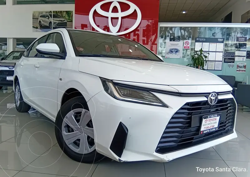 Foto Toyota Yaris Sedan Base Aut usado (2023) color Blanco precio $299,000