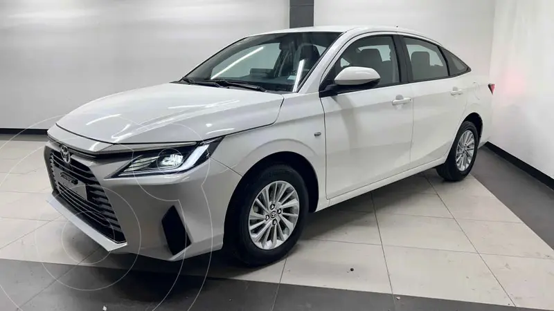 Foto Toyota Yaris Sedan S Aut usado (2024) color Blanco financiado en mensualidades(enganche $70,400 mensualidades desde $6,945)