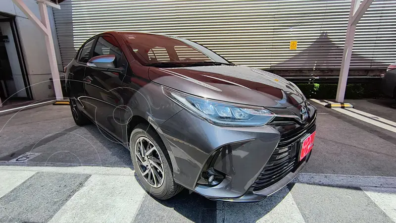Foto Toyota Yaris Sedan S usado (2021) color Gris precio $299,000