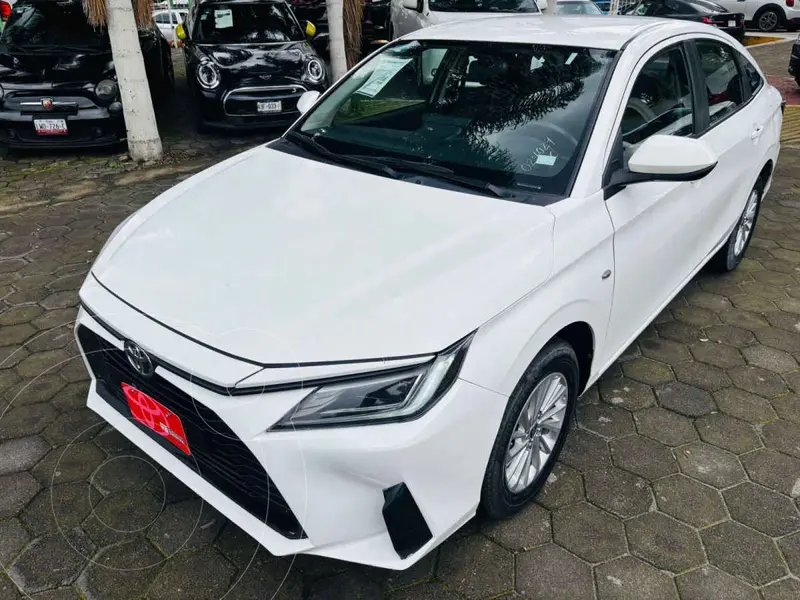 Foto Toyota Yaris Sedan S Aut usado (2023) color Blanco financiado en mensualidades(enganche $74,444 mensualidades desde $6,612)