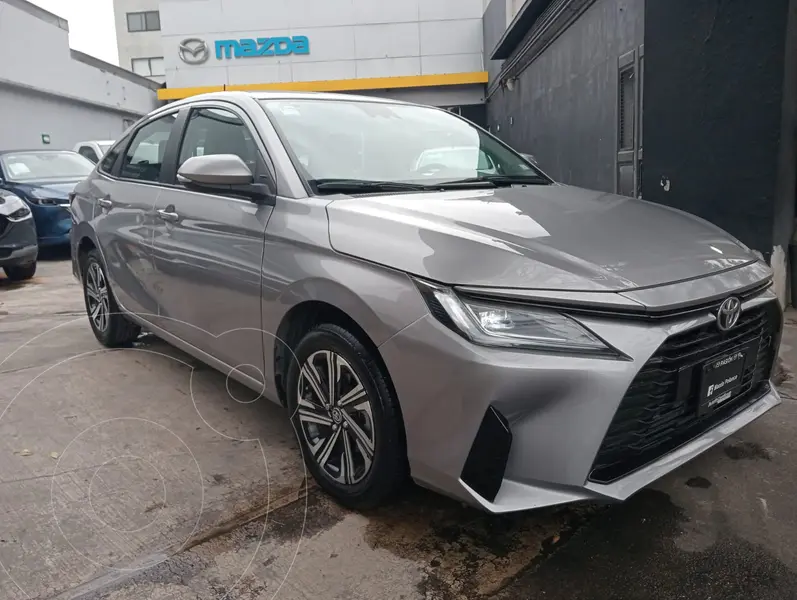 Foto Toyota Yaris Sedan Base Aut usado (2023) color plateado precio $315,000