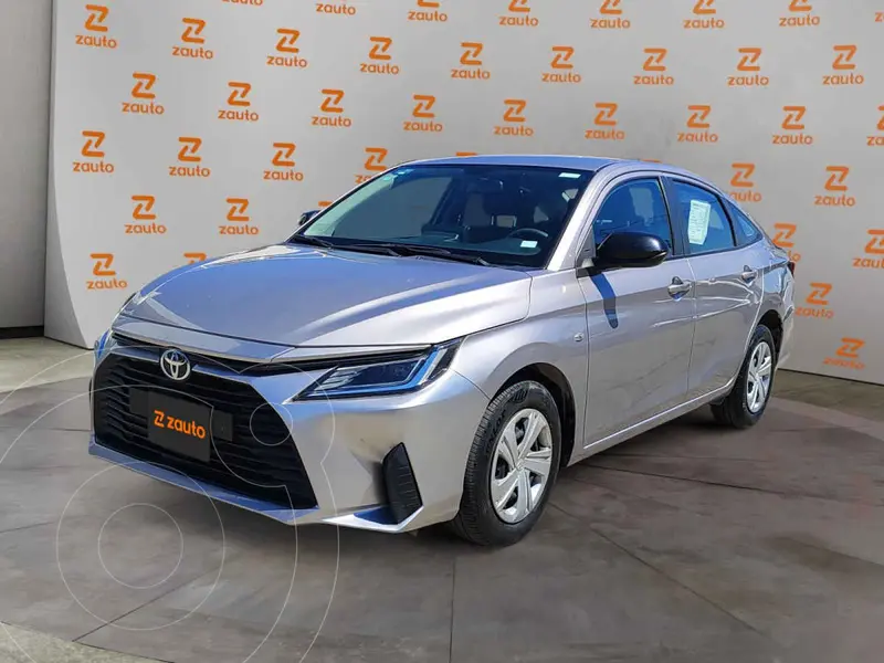 Foto Toyota Yaris Sedan Base Aut usado (2024) color Plata precio $305,900