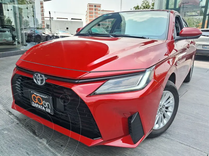 Foto Toyota Yaris Sedan Base Aut usado (2023) color Rojo financiado en mensualidades(enganche $89,925 mensualidades desde $6,877)