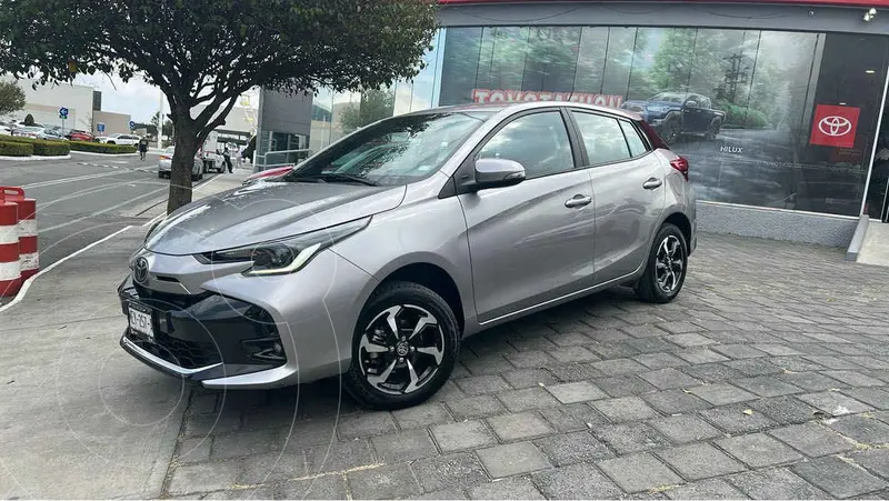 Foto Toyota Yaris Sedan S Aut usado (2023) color Plata precio $339,000