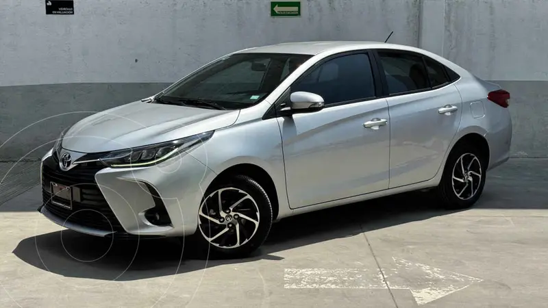 Foto Toyota Yaris Sedan S usado (2021) color Plata precio $294,000
